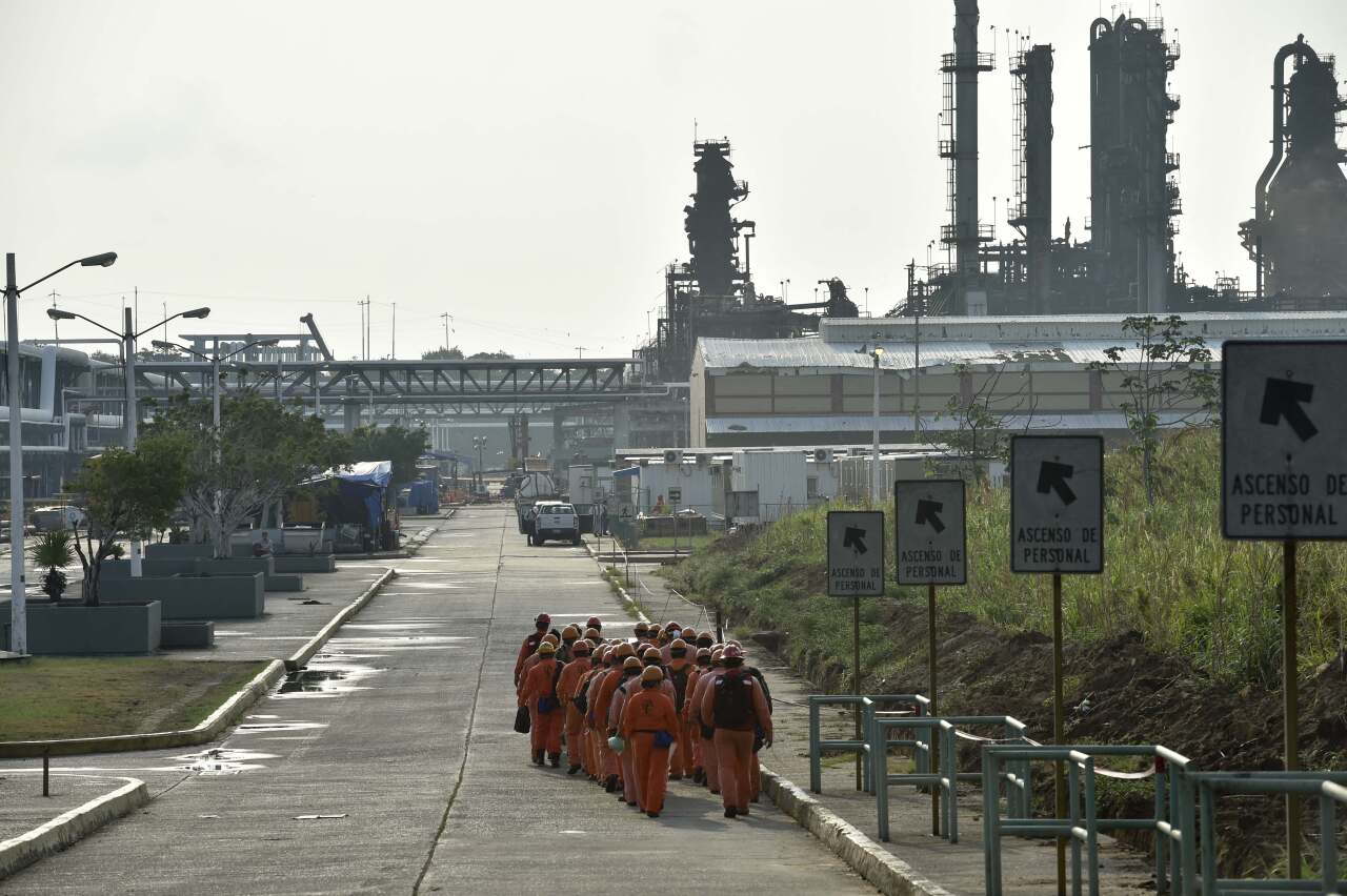 las refinerías de pemex alcanzan la cifra prometida de un millón de barriles