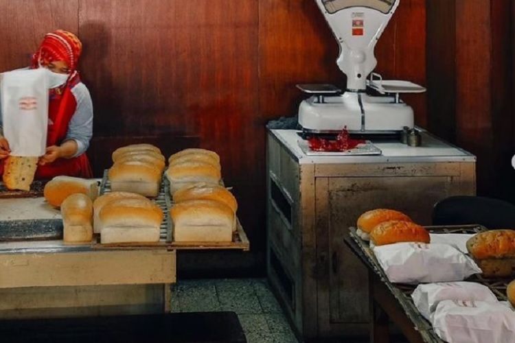 beroperasi sejak tahun 1929, toko roti peninggalan era belanda ini masih ramai peminat