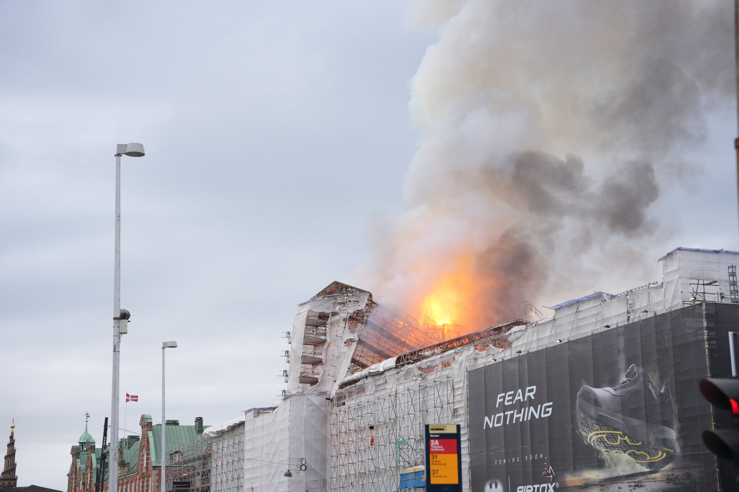 fløje på christiansborg evakueres efter brand i børsen