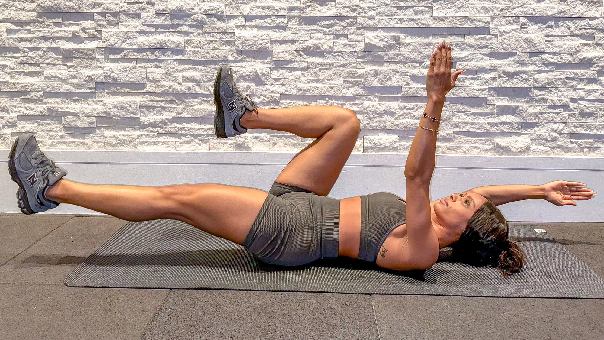 build a stronger core in just 30 minutes with this 8-move bodyweight abs workout