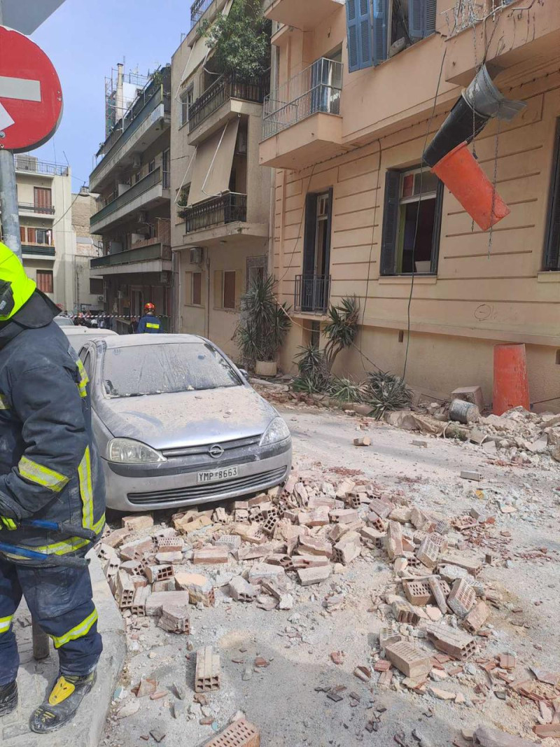 τραγωδία στον πειραιά: ένας νεκρός από την κατάρρευση του κτιρίου στο πασαλιμάνι - επτά προσαγωγές