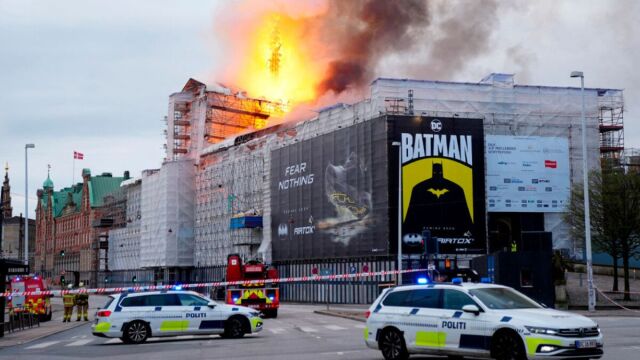 δανία: φωτιά στο χρηματιστήριο της κοπεγχάγης - στις φλόγες το εμβληματικό κτίριο ηλικίας 400 ετών
