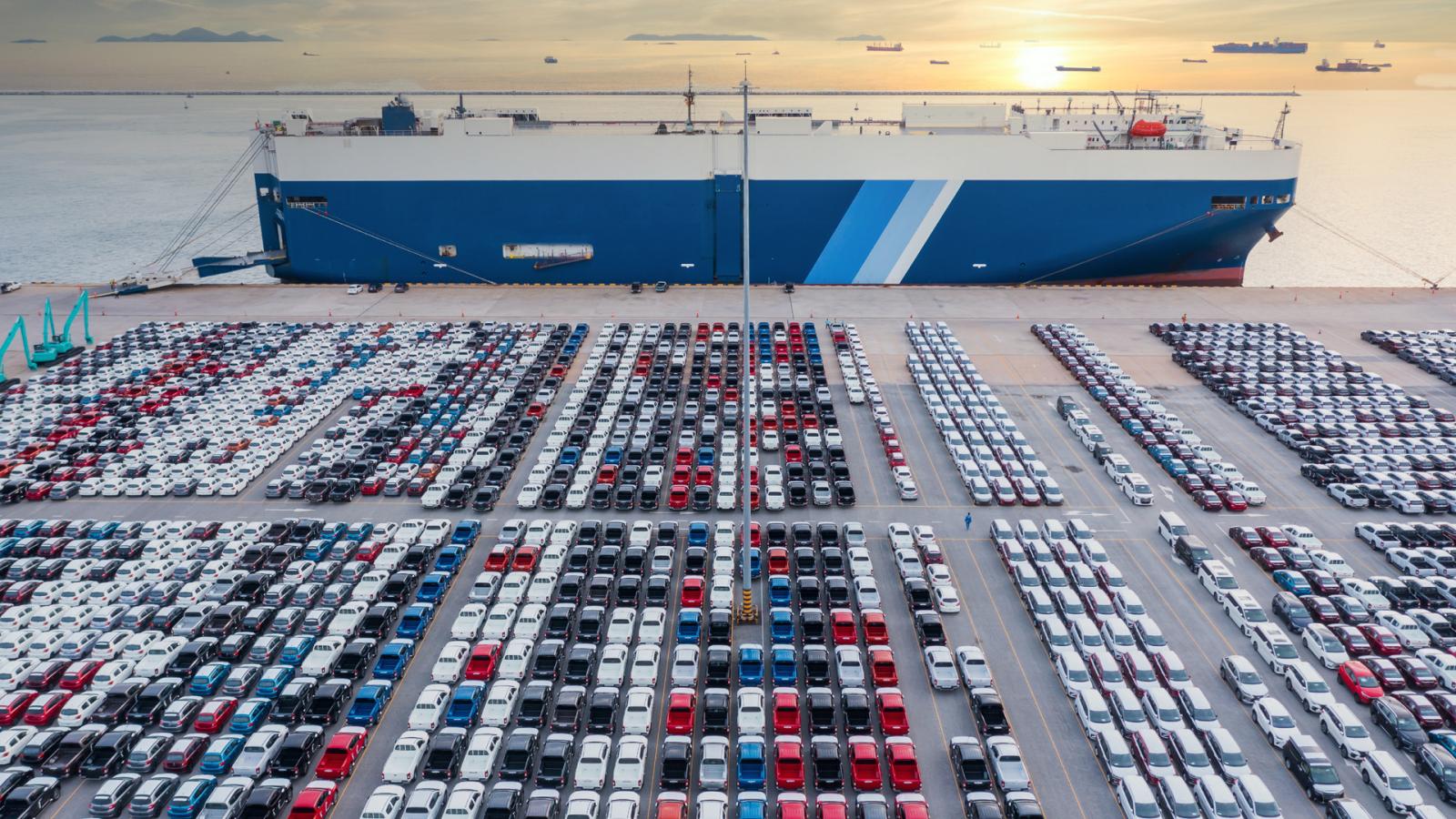 γεμίζουν με αυτοκίνητα τα λιμάνια της ευρώπης –χιλιάδες οχήματα περιμένουν αγοραστή
