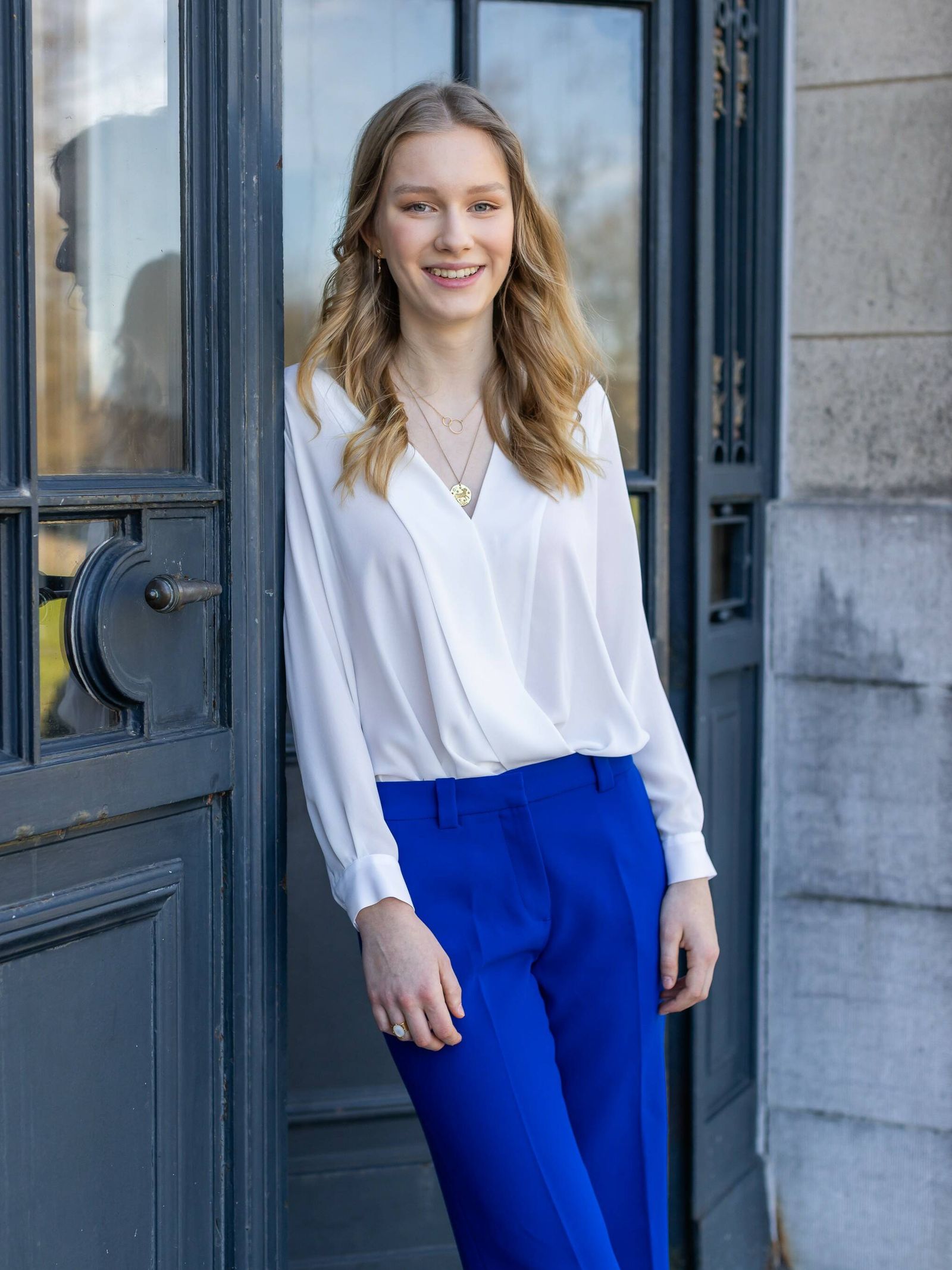 blusa de marca francesa y pantalón de zara: el look de eleonore de bélgica para celebrar sus 16 años