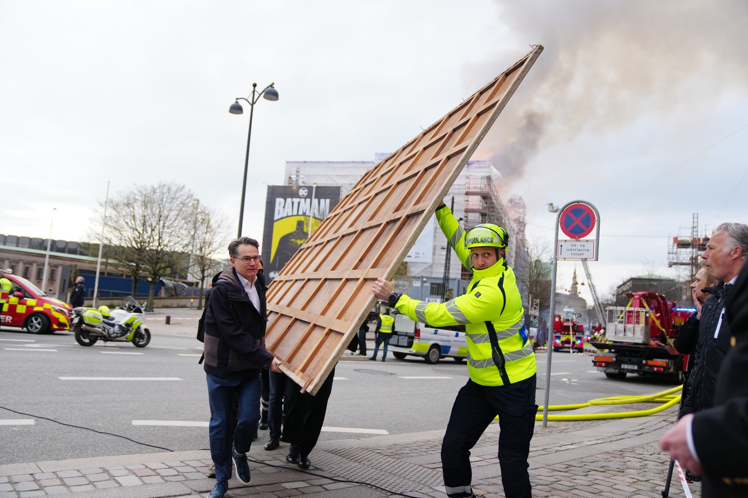 brand in historischer börse in kopenhagen unter kontrolle – grosse schäden