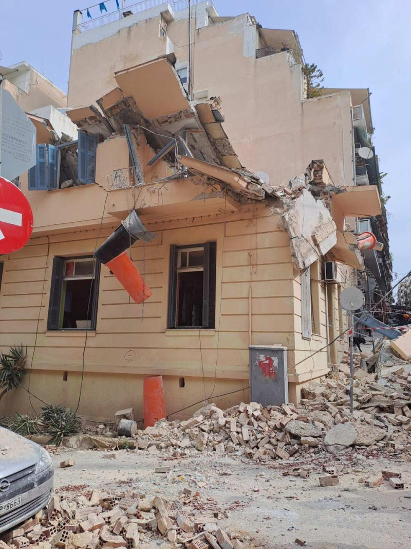 τραγωδία στον πειραιά: ένας νεκρός από την κατάρρευση του κτιρίου στο πασαλιμάνι - επτά προσαγωγές
