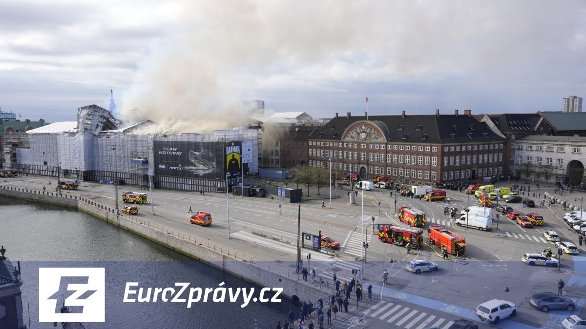 dánský notre-dame: ikonická budova kodaně v plamenech, zhroucení věže lidem vyrazilo dech