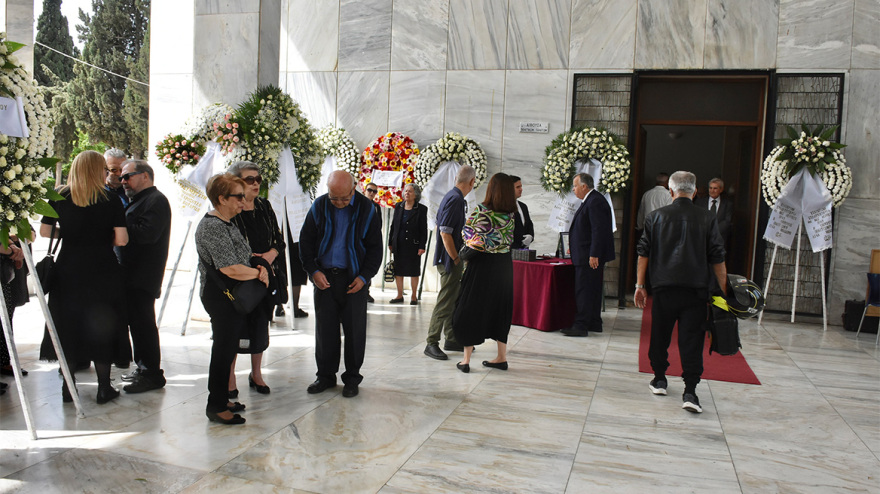 γιάννης φέρτης: συγκίνηση στην κηδεία του - πλήθος καλλιτεχνών λένε το τελευταίο «αντίο» στον ηθοποιό