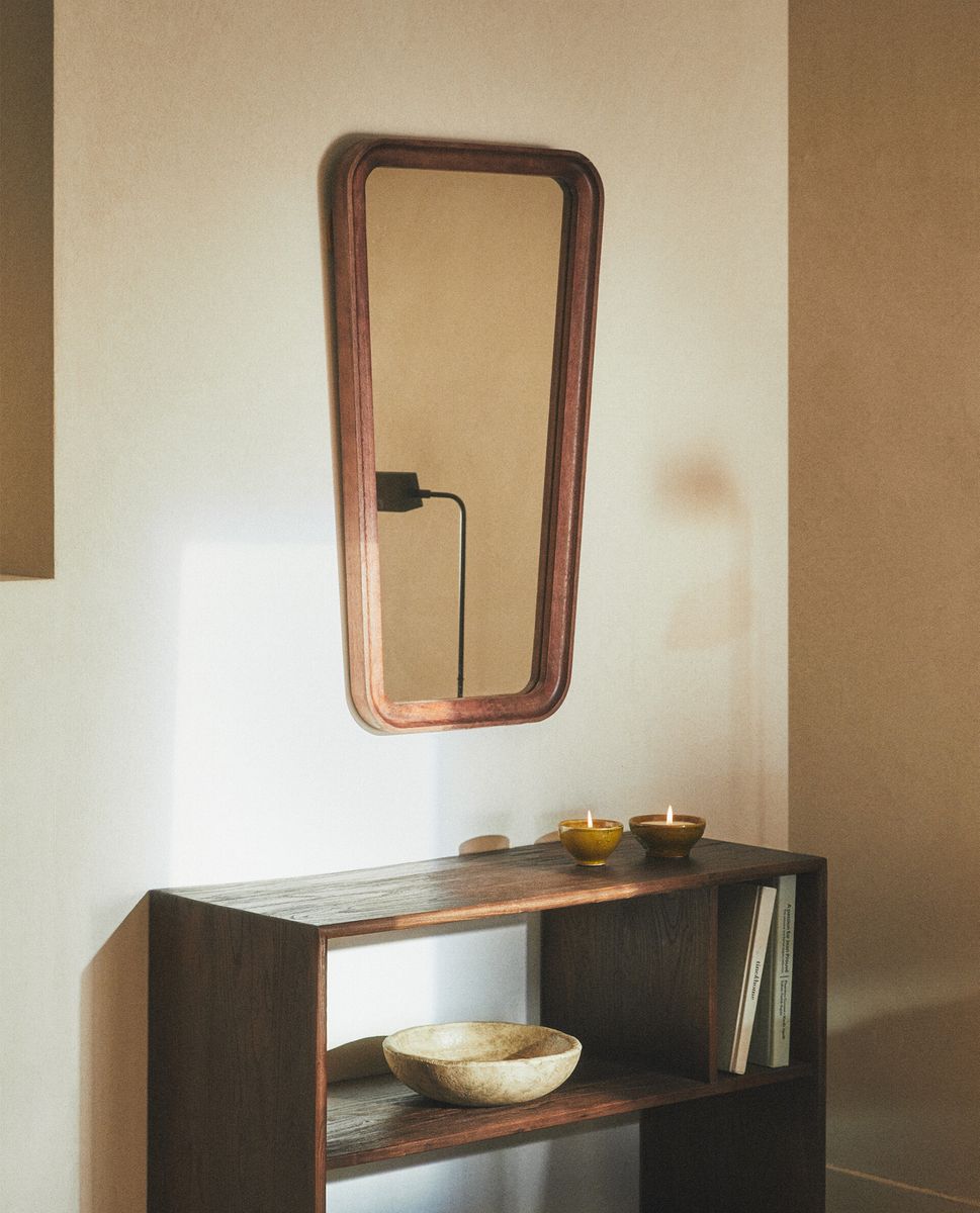 zara home lanza el espejo vintage más bonito de 2024 para salones pequeños y lo vuelve tendencia de decoración este verano