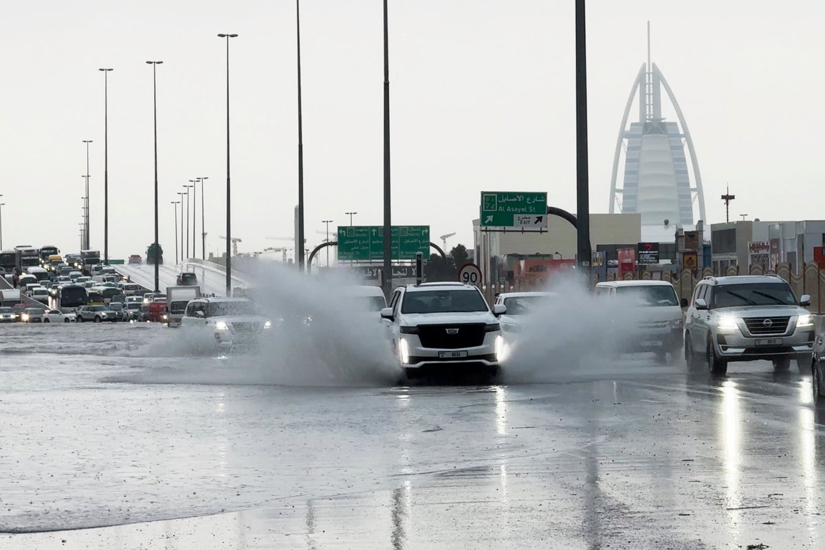fuertes lluvias azotan emiratos y países vecinos; suben a 18 los muertos por inundaciones en omán