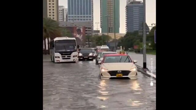 ντουμπάι: ''ποτάμια'' οι δρόμοι και ''βάρκες'' τα αυτοκίνητα - οι χειρότερες καταιγίδες των τελευταίων 20 ετών πλήττουν το εμιράτο