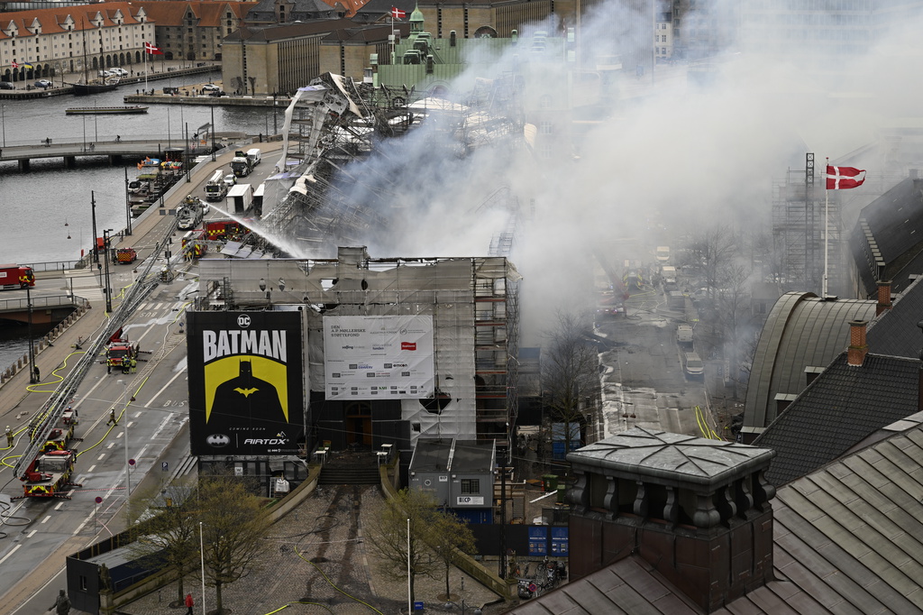 storbrand i köpenhamn: halva børsen ödelagd
