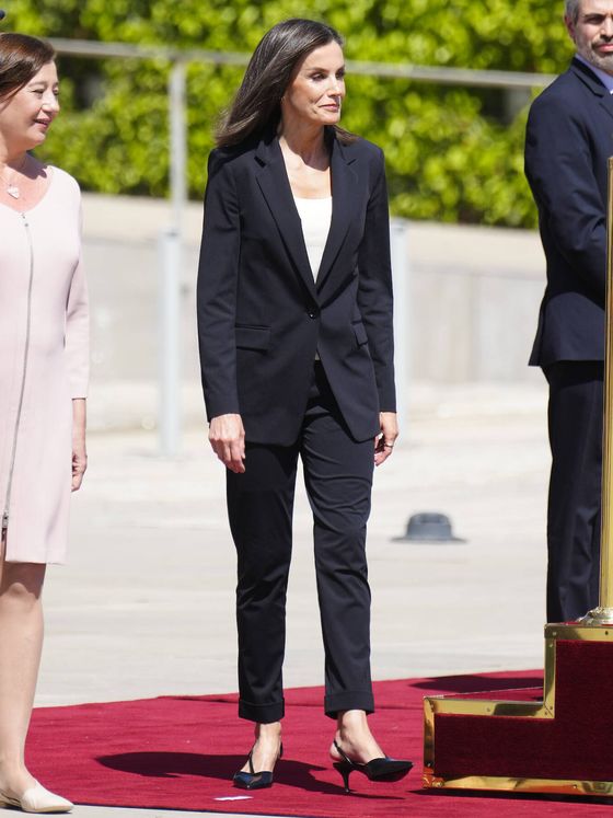 la reina letizia, en modo ejecutiva para volar rumbo a holanda: sobrio traje negro y unos nuevos tacones bajos de massimo dutti