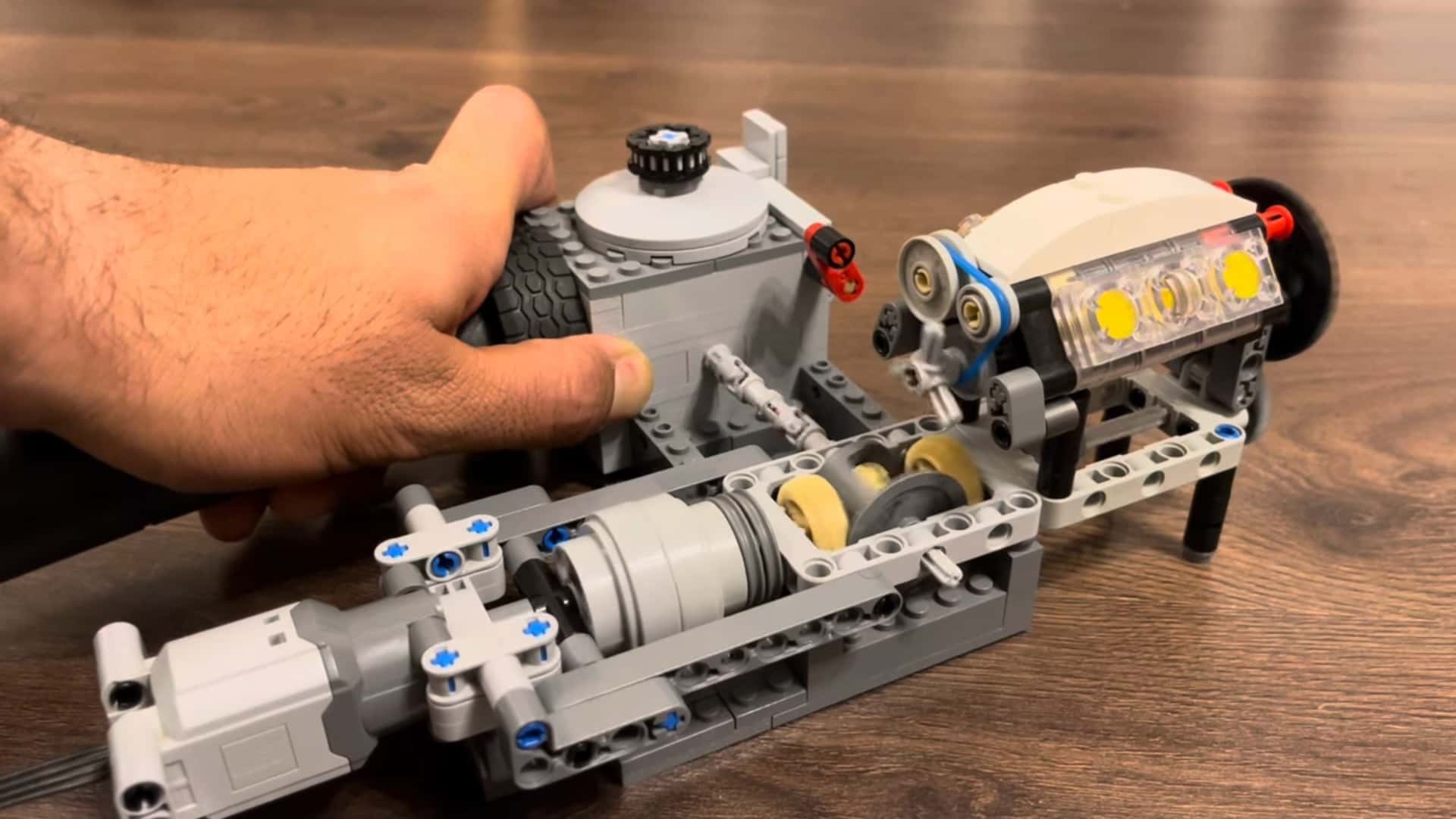 lego parçalarıyla yapılan bu v6 motor, turboşarja sahip
