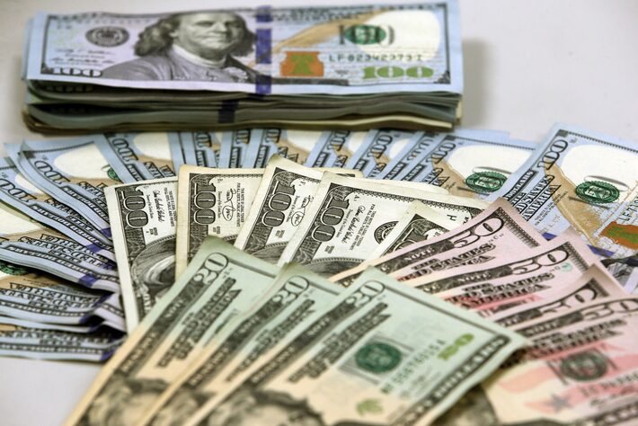dólar fecha em r$ 5,2688, maior patamar em mais de um ano, com incertezas externas e questão fiscal