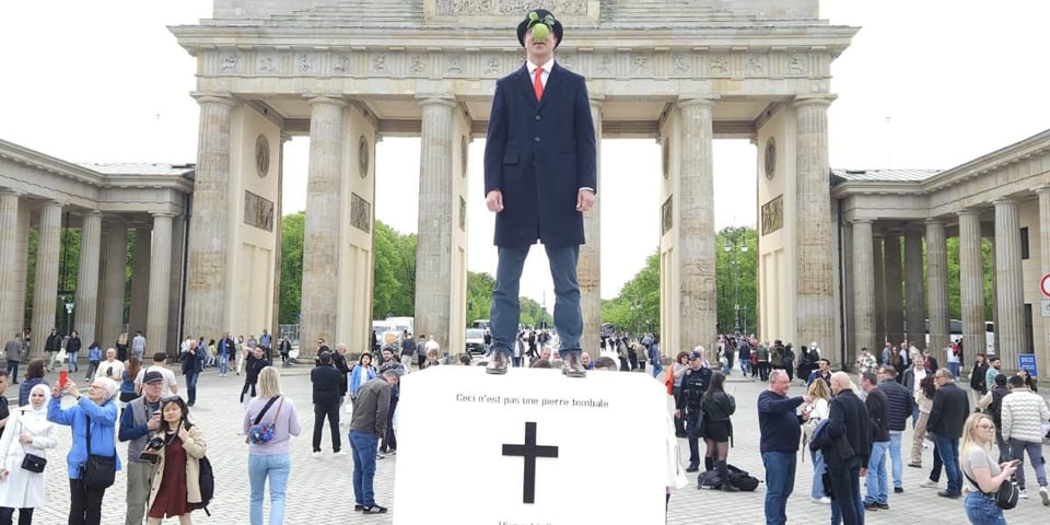 in berlin - kölner unternehmer protestiert auf skurrile art gegen die „irrfahrt der politik“