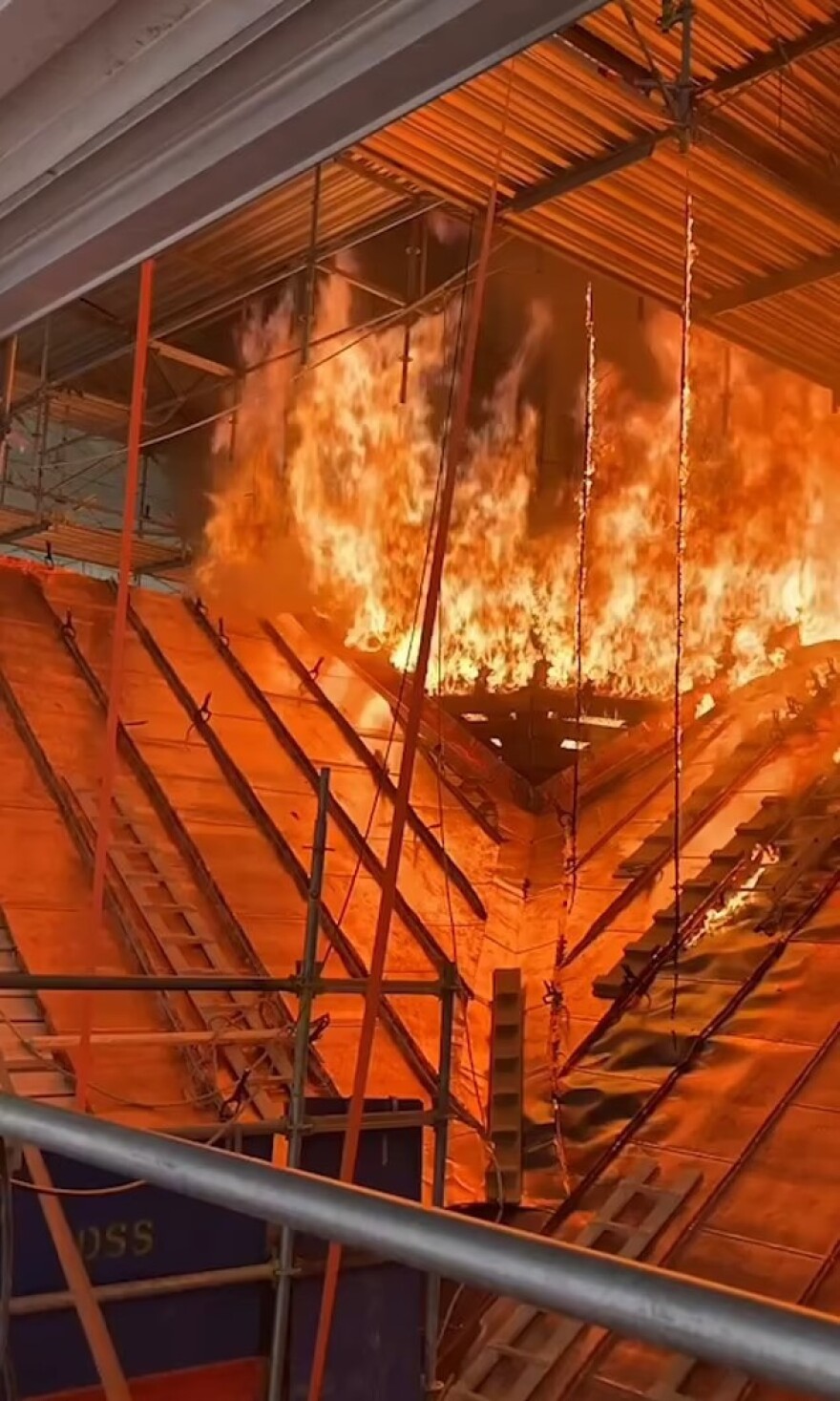 δανία - βίντεο: εργάτες σώθηκαν την τελευταία στιγμή από τη φωτιά στο παλιό χρηματιστήριο της κοπεγχάγης