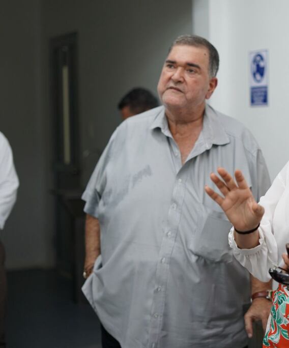 alcalde de sabanalarga quedó literalmente ‘en la calle’. se le cayeron los pantalones en pleno discurso