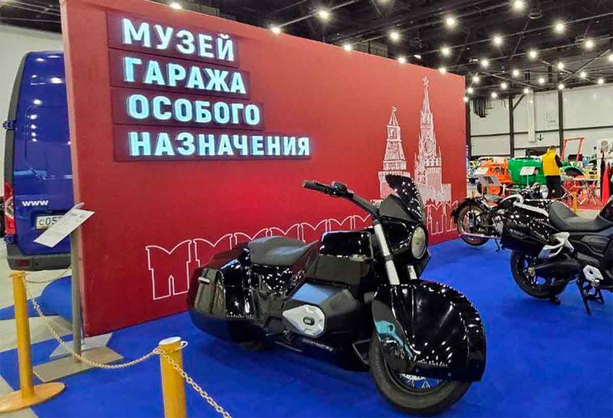 kalashnikov visar en motorcykel med 6-cylindrig motor och över 500 kg vikt