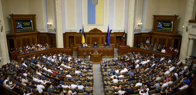 en ukraine, volodymyr zelensky promulgue une loi controversée sur la mobilisation militaire