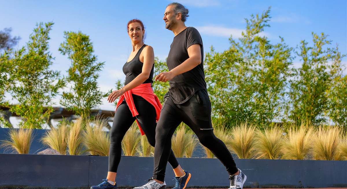 el sencillo truco para incorporar a tus caminatas que arrasa en españa: perderás peso rápido y sin esfuerzo