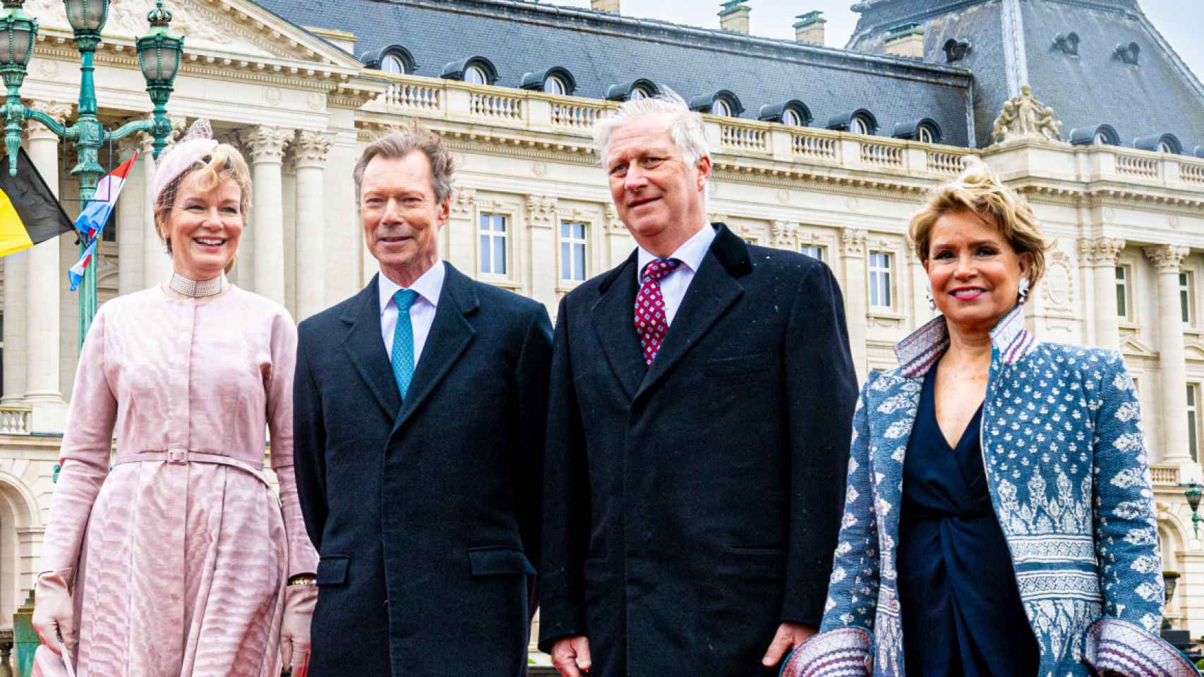 los looks opuestos de la reina matilde de bélgica y la gran duquesa de luxemburgo en bruselas: visita de estado