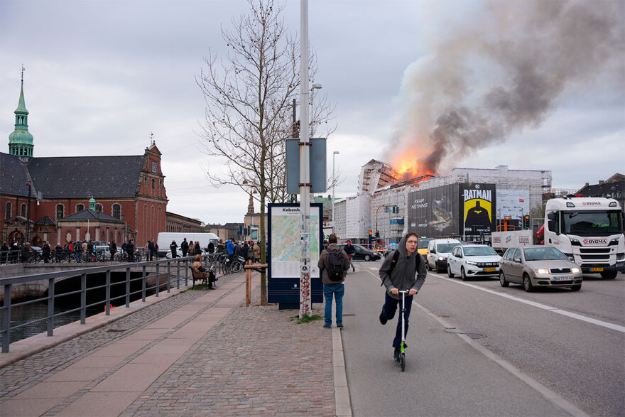 δανία - βίντεο: εργάτες σώθηκαν την τελευταία στιγμή από τη φωτιά στο παλιό χρηματιστήριο της κοπεγχάγης