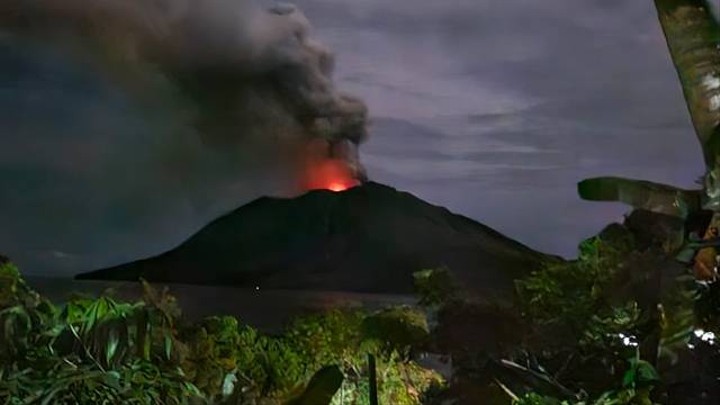 gunung api ruang di kabupaten sitaro alami erupsi, terjadi ratusan kali gempa