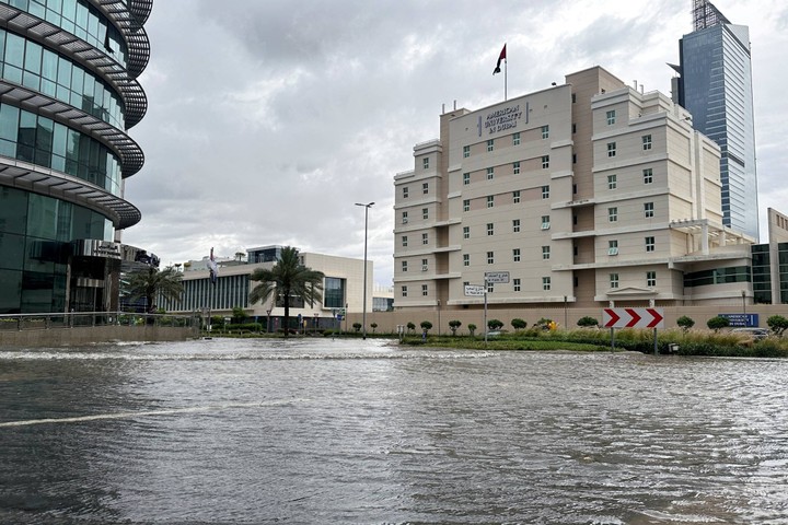 foto: banjir di tengah gedung pencakar langit di dubai