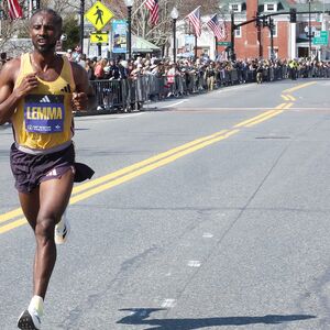 boston-marathon 2024: sisay lemma gewinnt nach famosem alleingang