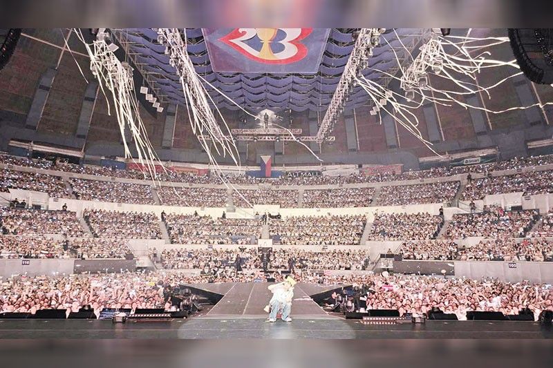 exo’s baekhyun proves he’s an all-around idol in first solo philippines show
