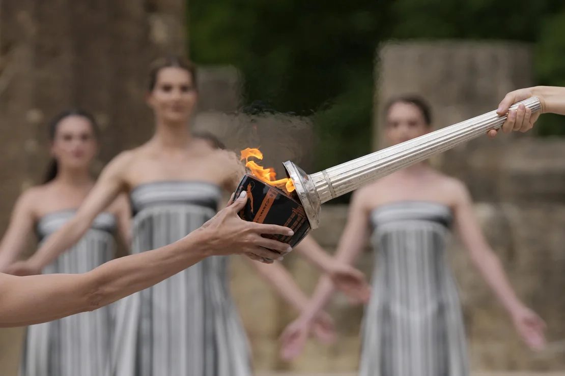encienden la llama de parís 2024 en un evento coreografiado en la cuna de los antiguos juegos olímpicos