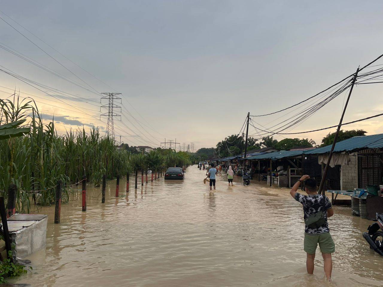 floods hit several areas in subang, sungai buloh