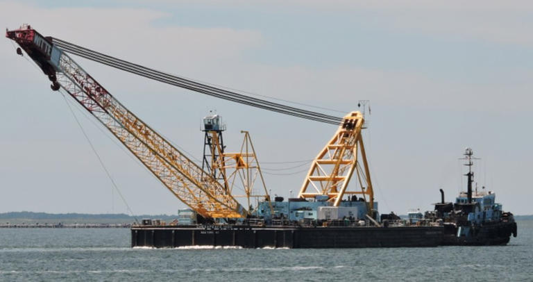 The Crane Cleaning Up the Key Bridge Collapse Has a Howard Hughes ...