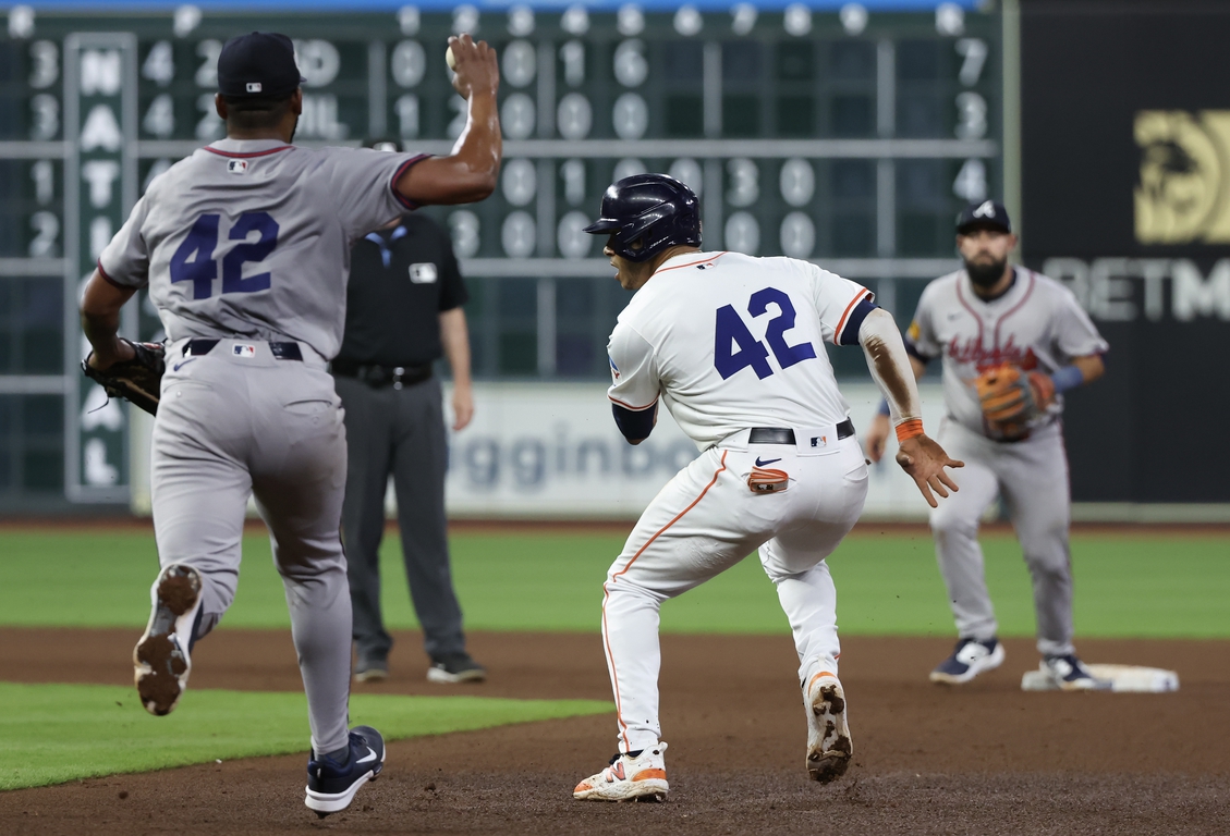 MLB honors Jackie Robinson, all players wear number 42