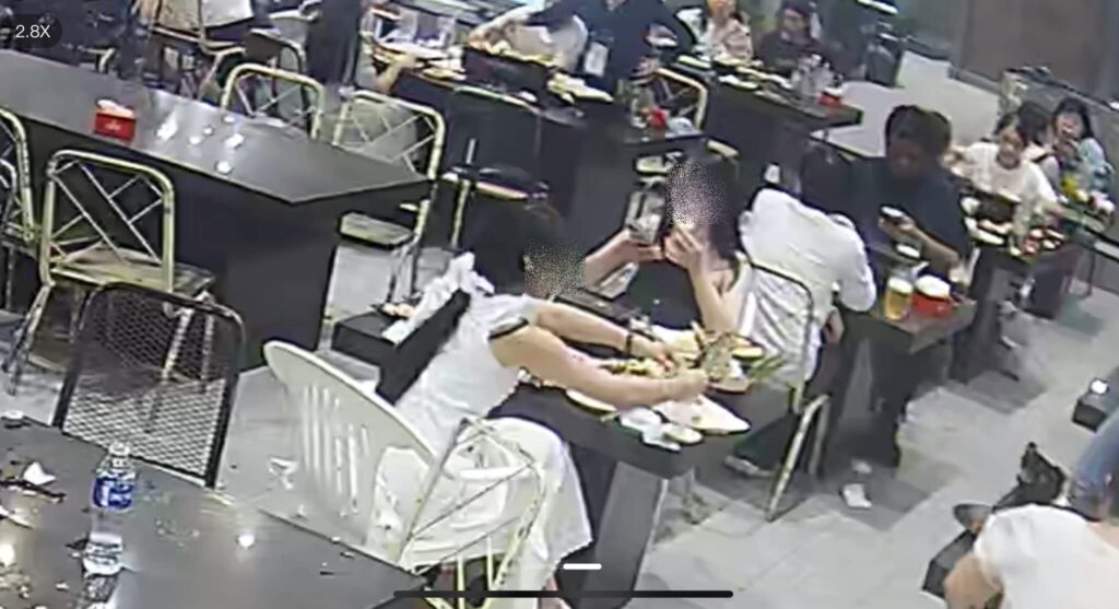 พลเมืองดีชาวจีน ทนอายพฤติกรรม 2 สาวร่วมประเทศที่กินแล้วหนีไม่ไหว เดินทางมาร้านดังขอจ่ายเงินแทน