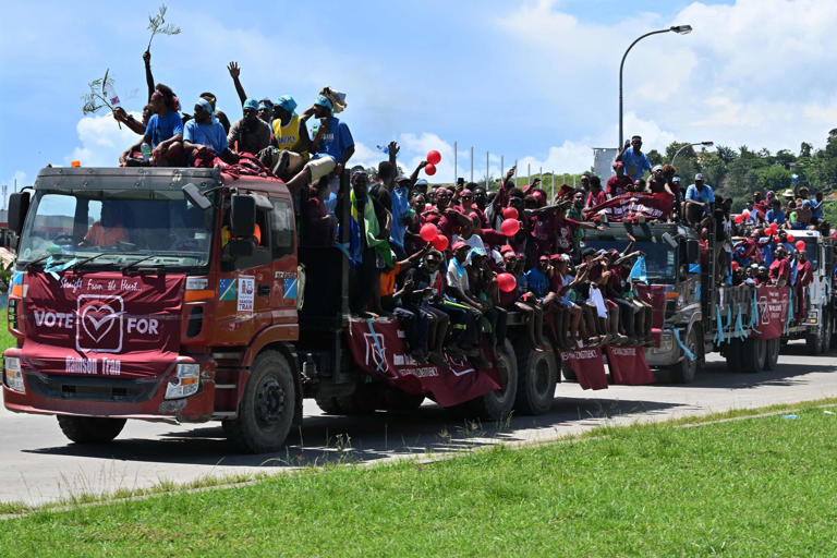 Des électeurs des îles Salomon sur des camions dans la capitale Honiara, le 15 avril 2024.