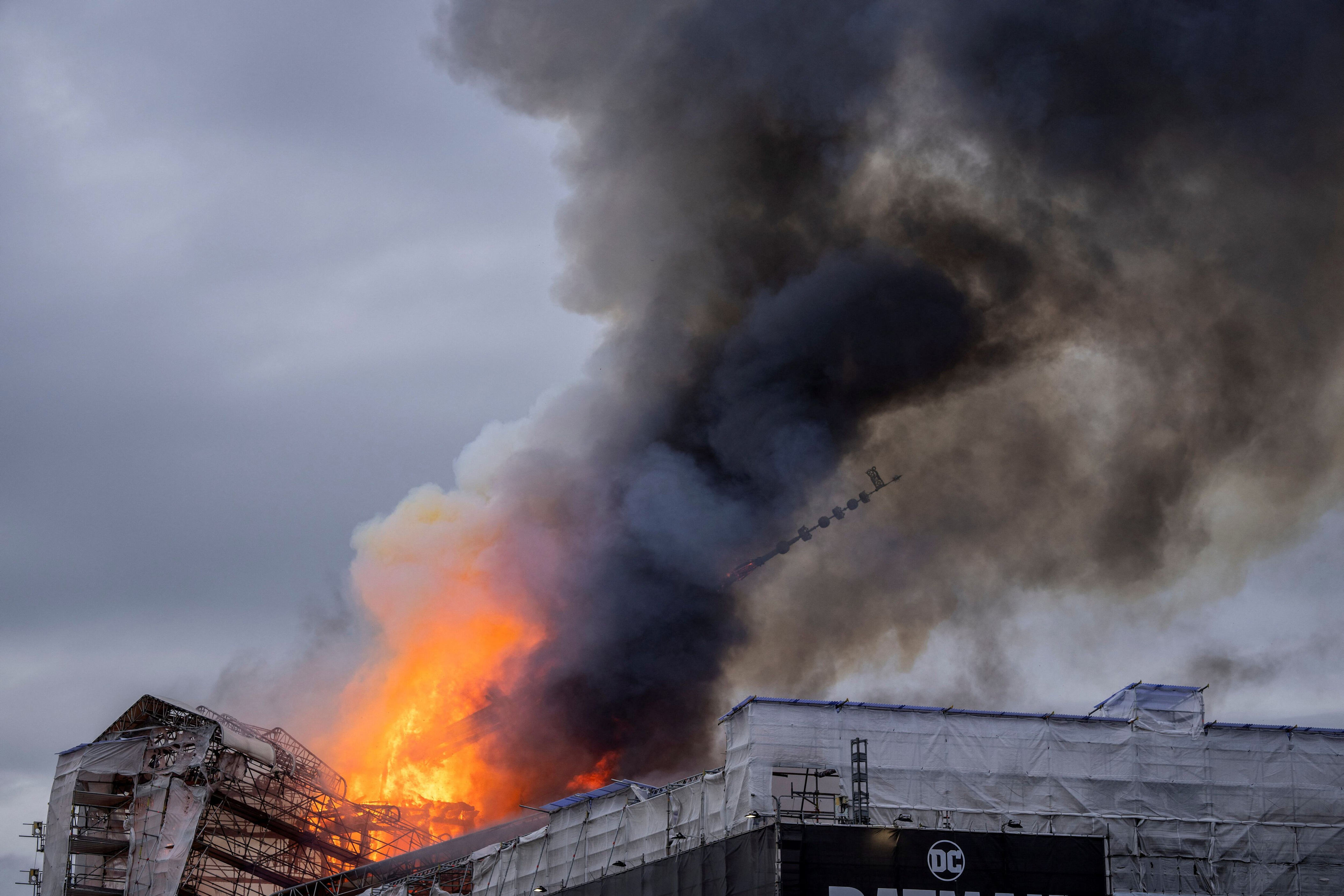 un incendio devasta el histórico edificio de la bolsa de copenhague