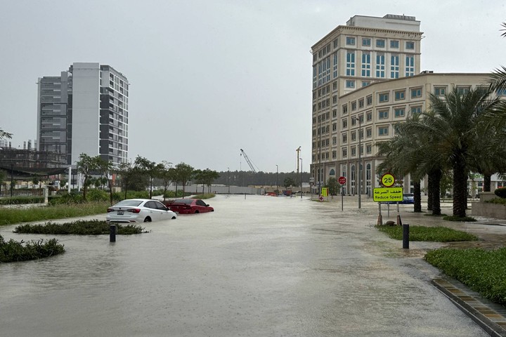 foto: banjir di tengah gedung pencakar langit di dubai
