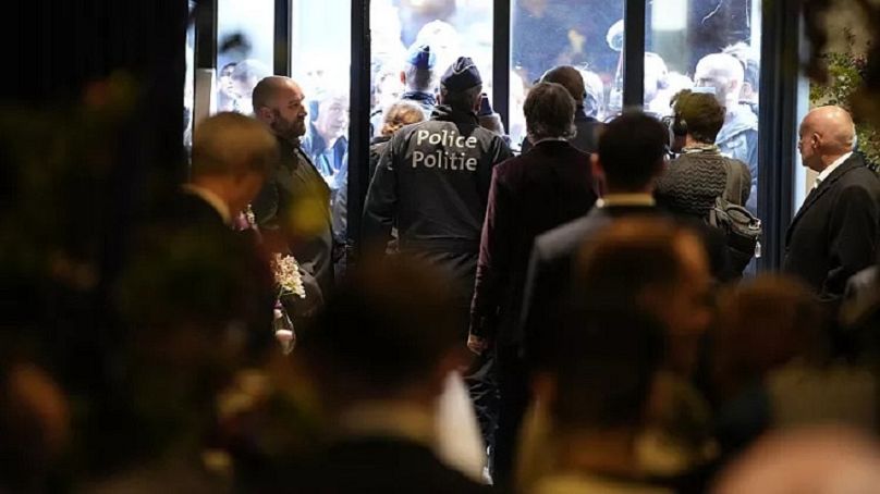 brüsseler polizei löst versammlung von orbán und farage auf