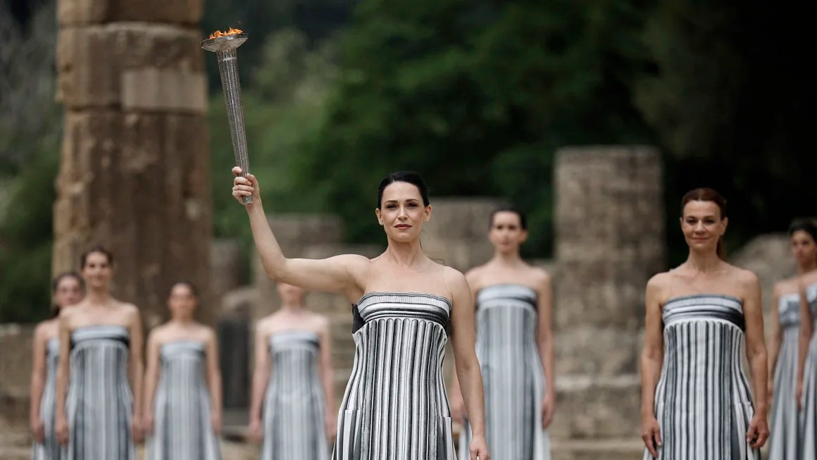 encienden la llama de parís 2024 en un evento coreografiado en la cuna de los antiguos juegos olímpicos