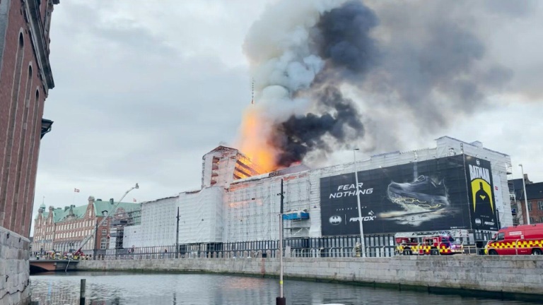 danemark: l'incendie de la vieille bourse de copenhague sous contrôle
