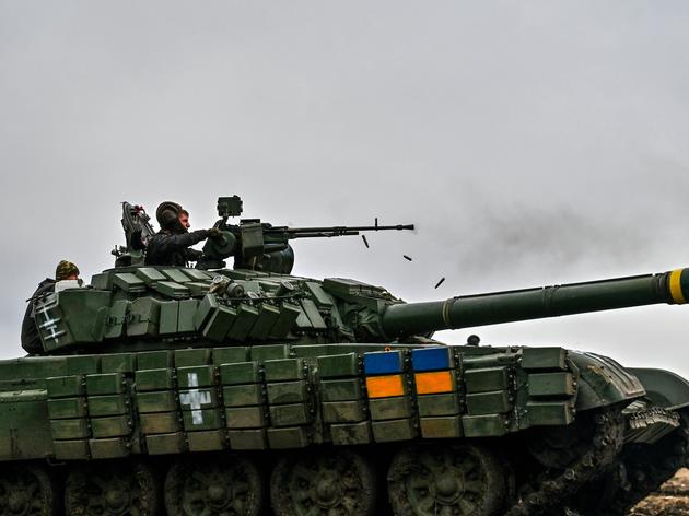 ukrainische elite-einheit lockt russische soldaten aus panzer – und stiehlt ihn