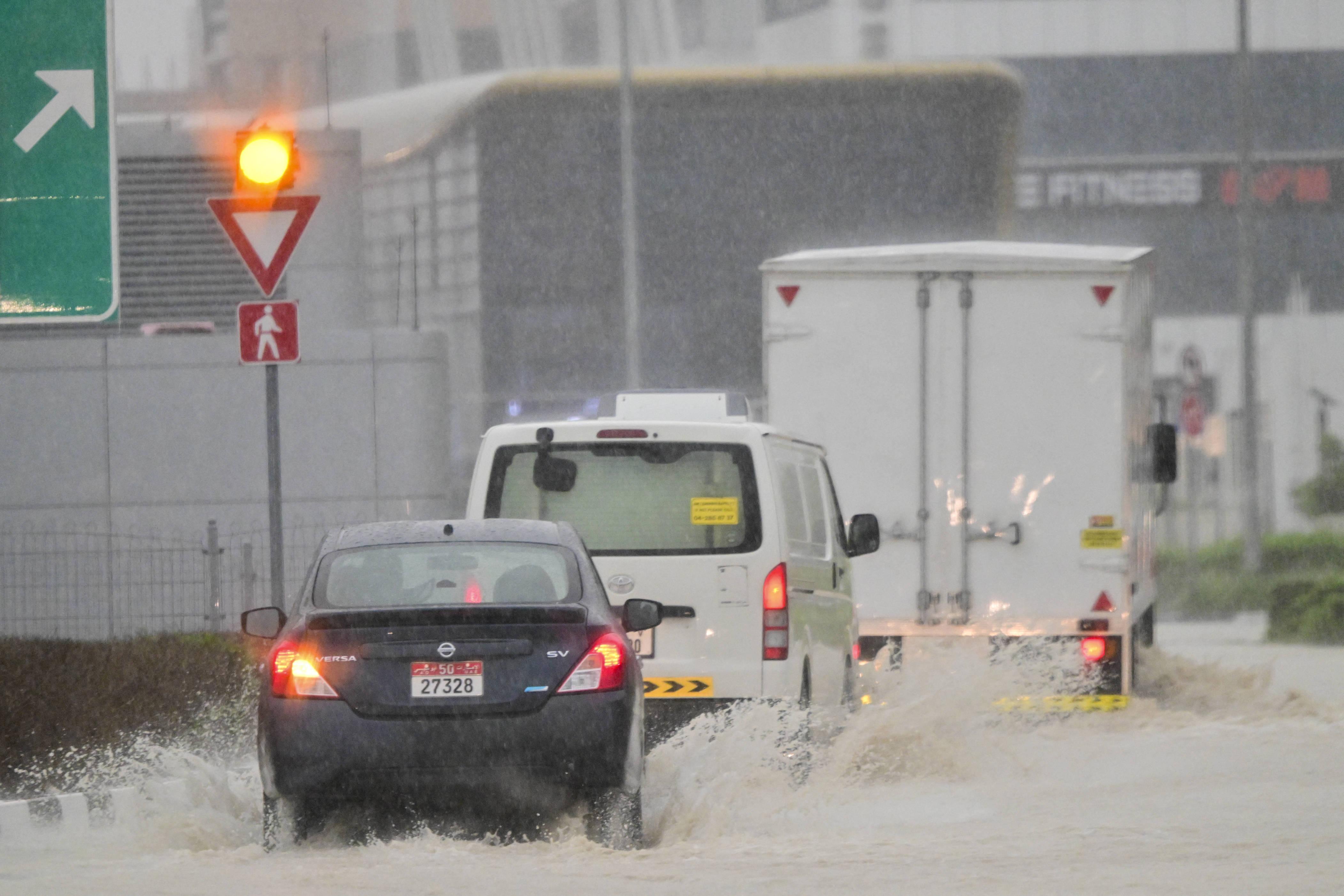 à dubaï, des inondations impressionnantes à l’aéroport et dans la ville après des pluies diluviennes