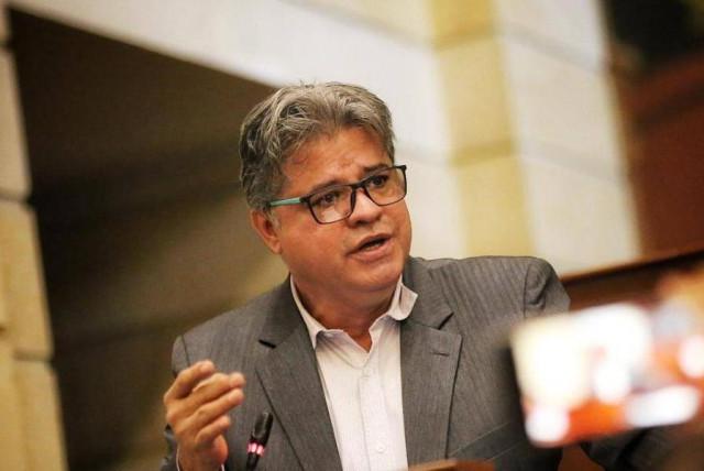 senador wilson arias denuncia a activista de derecha por presunta calumnia