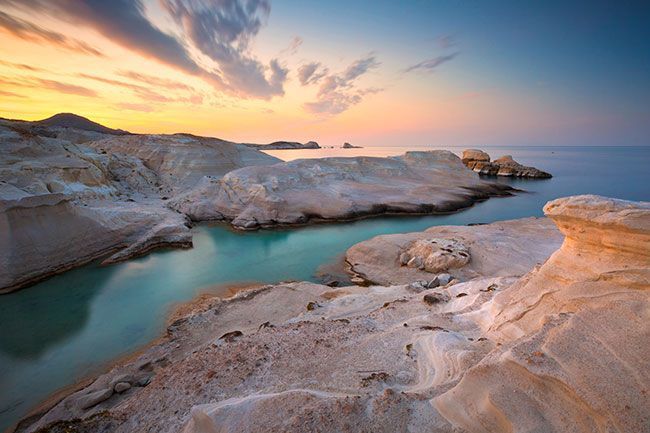 cyclades : les recherches pour cette île grecque méconnue aux 75 plages explosent de + 1 180 %