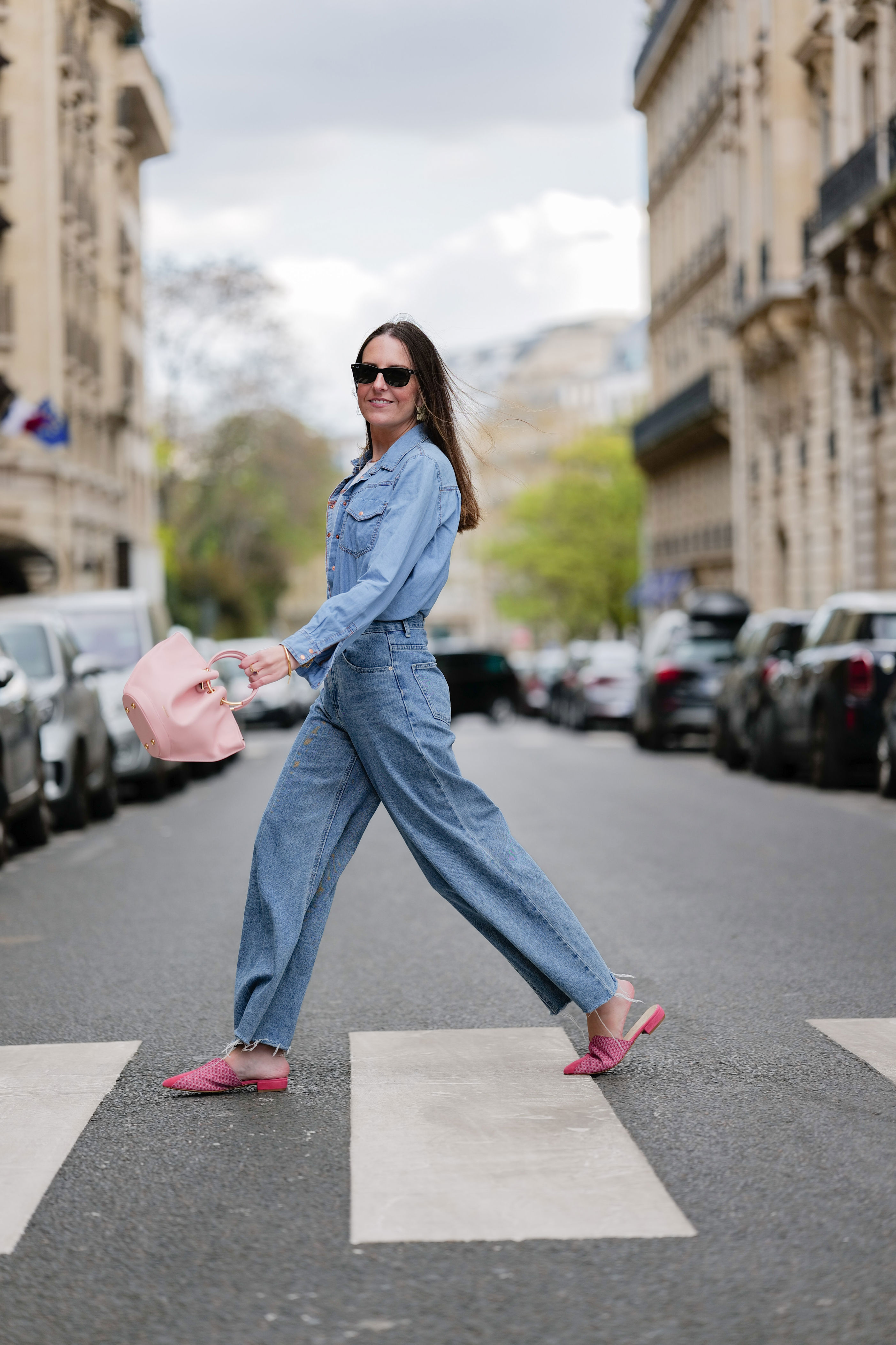 a francia nők már viselik: ez a lapos talpú cipő a szezon egyik legnagyobb trendje