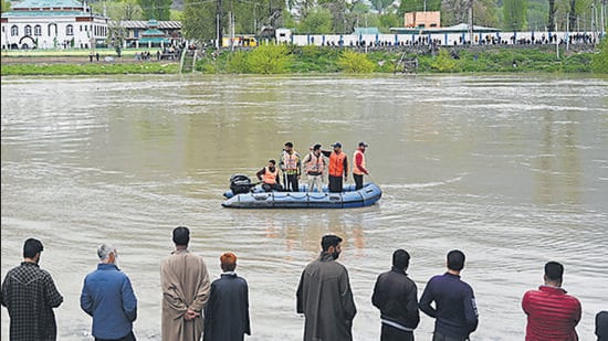 6 die as boat with students overturns in srinagar's jhelum river