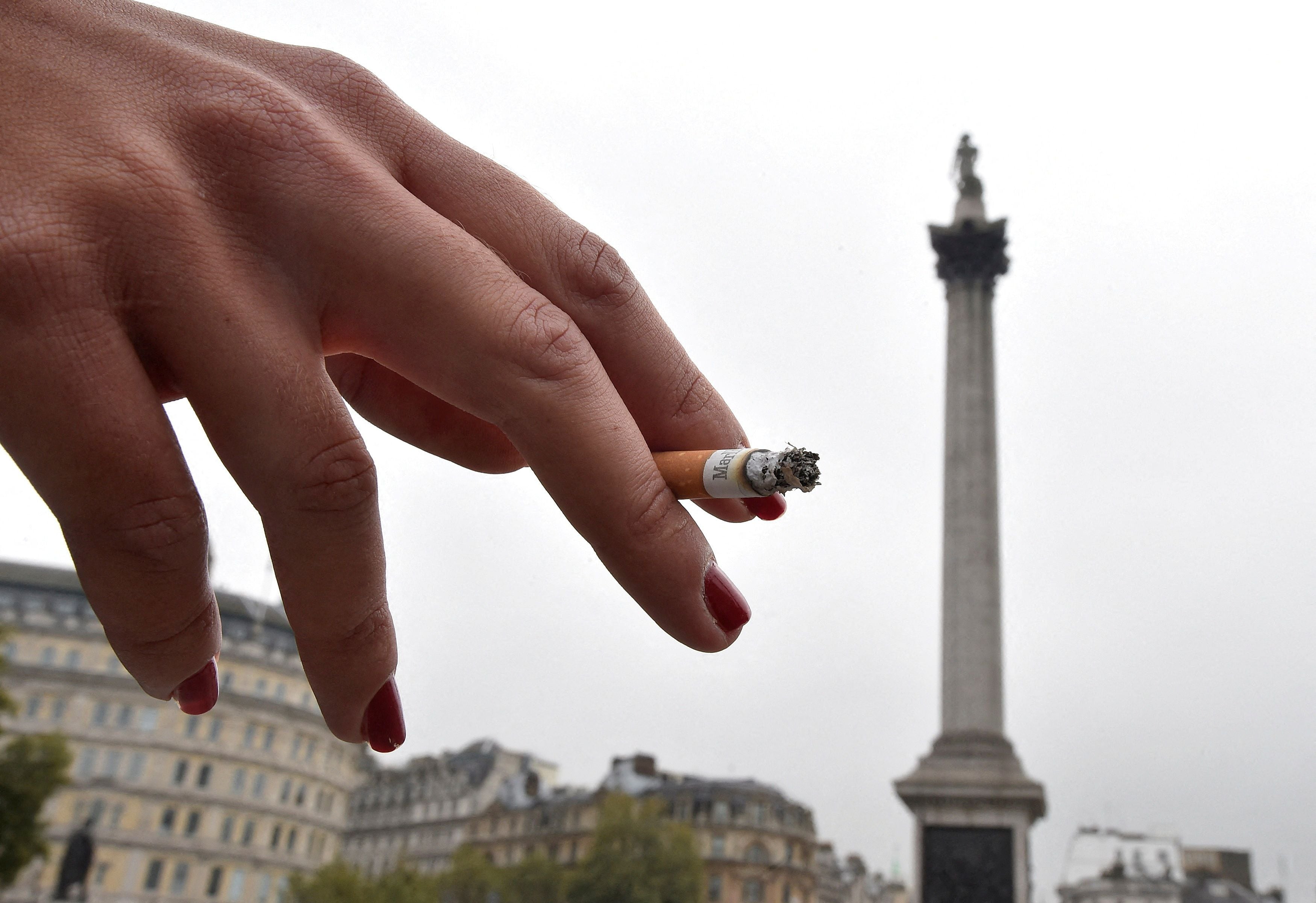 el reino unido aprueba la ley que prohíbe la venta de tabaco a cualquier nacido después de 2008