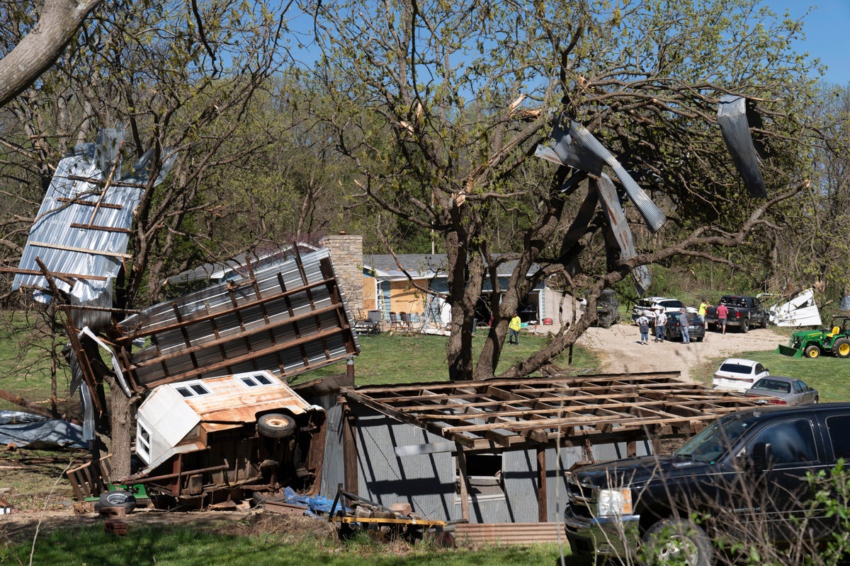 parts of central us hit by severe storms, while tornadoes strike in kansas and iowa